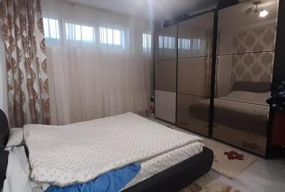 Apartament cu 3 camere decomandat în Jiului