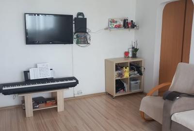 Apartament cu 2 camere semidecomandat, mobilat în Vest