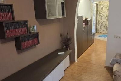Apartament cu 3 camere semidecomandat în Central