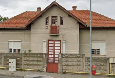 Casă individuală cu 6 camere cu Canalizare în Central - 1