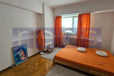 Apartament cu 3 camere semidecomandat în P-ța Victoriei