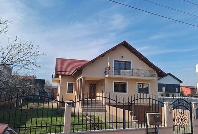 Casă cu 3 camere cu Teren 950 Mp în Central - 1