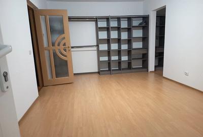 Apartament cu 3 camere semidecomandat în Micro 17