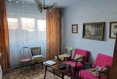 Apartament cu 3 camere decomandat în Petros