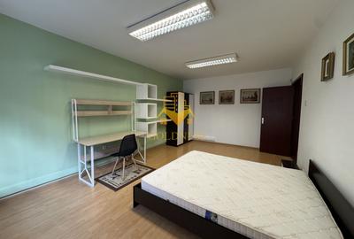 Apartament cu 3 camere decomandat, mobilat în Central