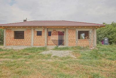Casă individuală cu 4 camere cu Teren 365 Mp în Hălchiu