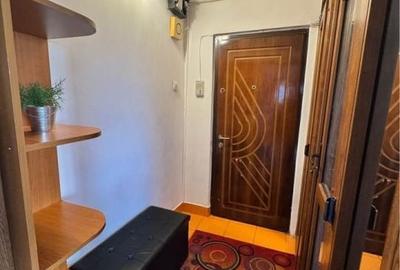 Apartament cu 3 camere în Craiovița Nouă