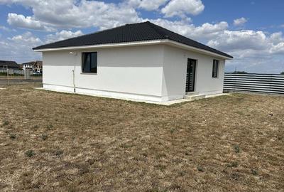Casă cu 4 camere în Sântandrei
