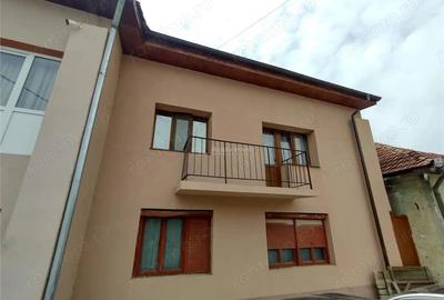 Apartament cu 3 camere decomandat în Bozovici