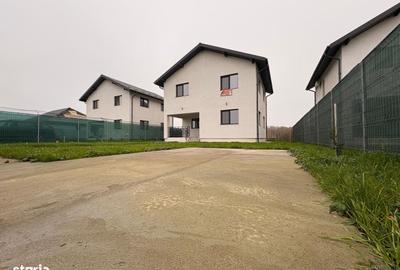 Casă cu 4 camere în Balotești