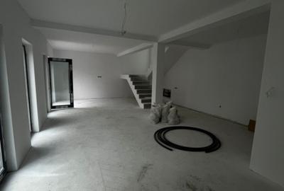Casă cu 3 camere cu Teren 250 Mp în Central