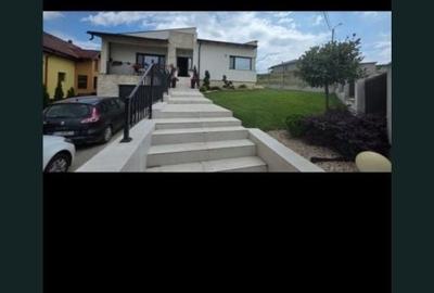 Casă cu 4 camere în Central