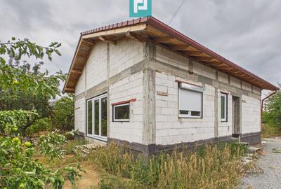 Casă individuală cu 3 camere cu Canalizare în Miniș