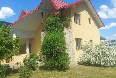 Casă cu 5 camere cu Teren 2553 Mp în Mărgineni