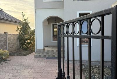 Casă cu 4 camere în Dumbrăvița