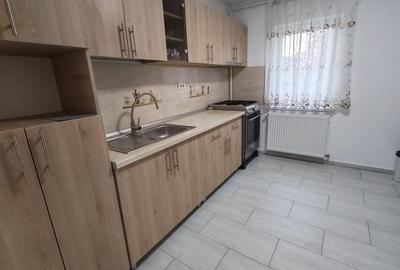 Apartament cu 3 camere semidecomandat în Tineretului
