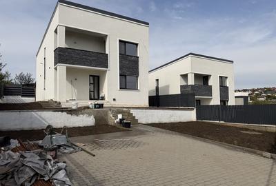 Casă cu 4 camere în Valea Adâncă