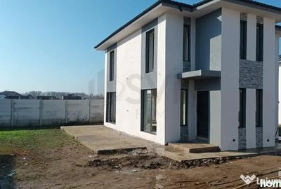 Casă cu 4 camere cu Teren 400 Mp în Central