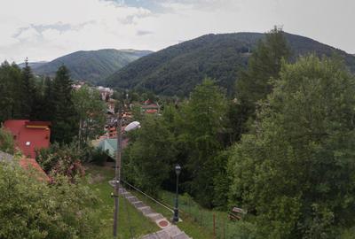 Casă individuală cu 8 camere cu Canalizare în Central - 1