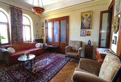 Apartament cu 3 camere semidecomandat în P-ța Romană