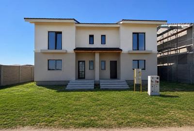 Duplex cu 4 camere cu Canalizare în Moșnița Nouă