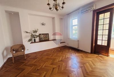 Casă individuală cu 4 camere cu Teren 200 Mp în Dorobanți