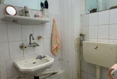 Apartament cu 3 camere semidecomandat, mobilat în Central