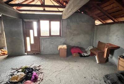 Casă cu 4 camere cu Teren 2244 Mp în Măciuca