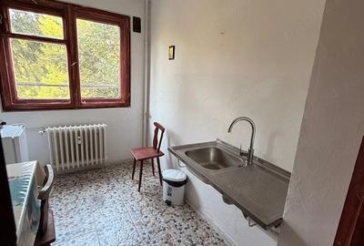 Apartament cu 3 camere semidecomandat în Gorjului