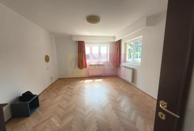 Casă individuală cu 7 camere cu Canalizare în Central - 63