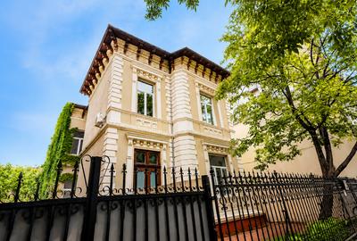 Casă cu 15 camere cu Canalizare în P-ța Romană