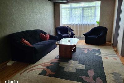 Apartament cu 3 camere semidecomandat în Central