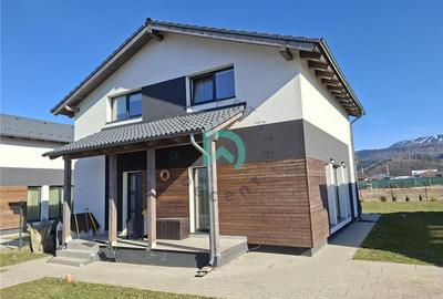 Casă cu 4 camere cu Canalizare în Cristian - 1