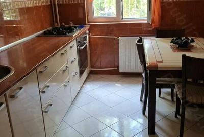 Apartament cu 3 camere semidecomandat, mobilat în Berceni