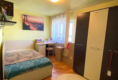 Apartament cu 4 camere semidecomandat în Calea București