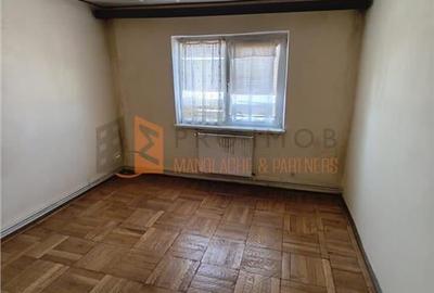 Apartament cu 3 camere decomandat, mobilat în Micro 3 - 5