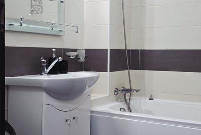 Apartament cu 3 camere semidecomandat în Calea Dumbrăvii
