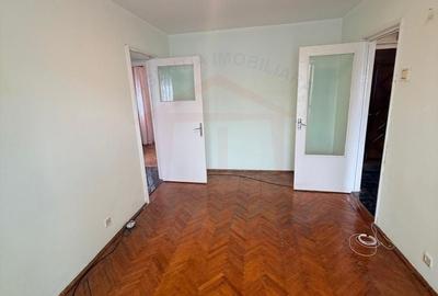 Apartament cu 4 camere în Micro 13