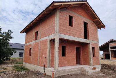 Casă individuală cu 4 camere cu Canalizare în Moșnița Nouă