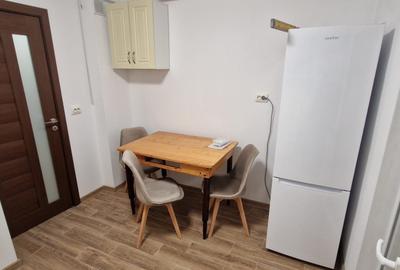 Apartament cu 3 camere decomandat în Teilor