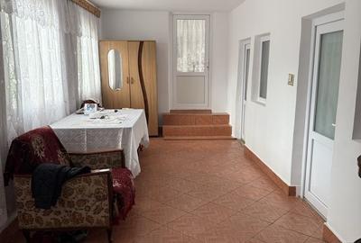 Casă cu 4 camere în Străoane