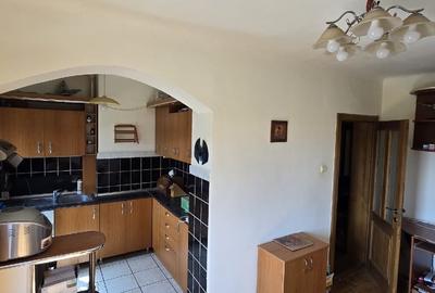 Apartament cu 3 camere semidecomandat, mobilat în Central