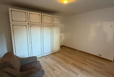 Garsonieră decomandată, mobilată în Est