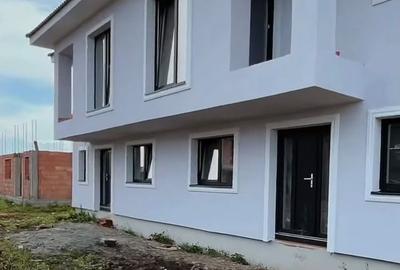 Casă cu 4 camere în Șura Mică