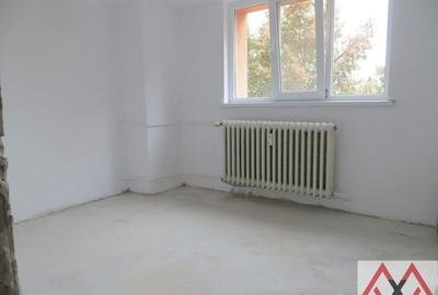 Apartament cu 4 camere decomandat în Iancului