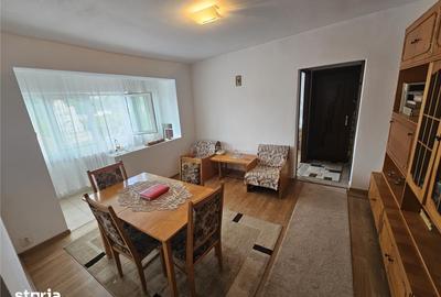 Apartament cu 3 camere semidecomandat în Central