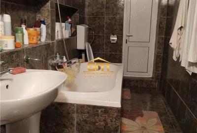 Casă cu 6 camere cu Teren 5600 Mp în Golești - 8