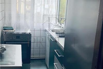 Apartament cu 3 camere semidecomandat, mobilat în Dâmbovița