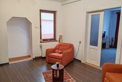 Casă individuală cu 4 camere cu Canalizare în Schei - 1