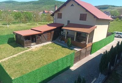 Casă cu 4 camere cu Teren 977 Mp în Urișor - 1